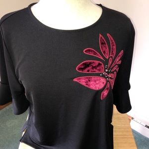 🌹BLACK BLOUSE W/ RED FLOWER🌹